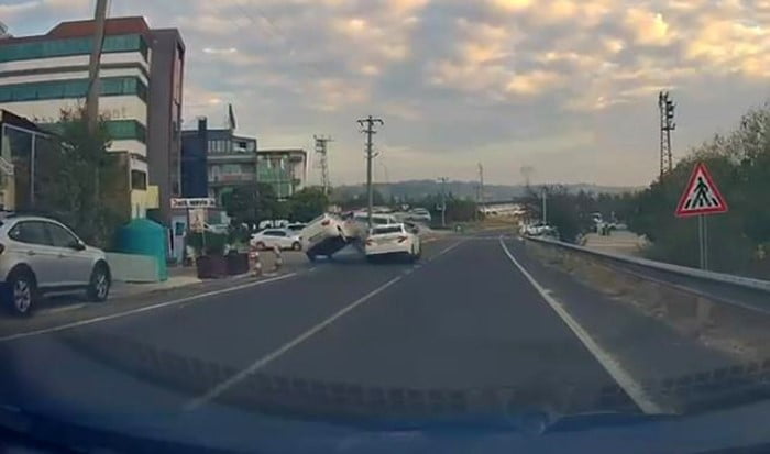 KAZA ANI, ARKADAN GELEN ARACIN ARAÇ İÇİ KAMERASINA SANİYE SANİYE YANSIDI