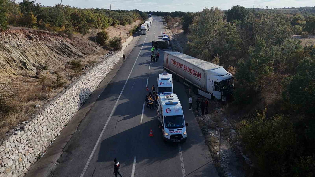 KAZA NEDENİYLE BÖLGEDE TRAFİK KONTROLLÜ OLARAK SAĞLANIRKEN, TIR KUYRUĞUNDA BEKLEYEN ARAÇLAR İLE...