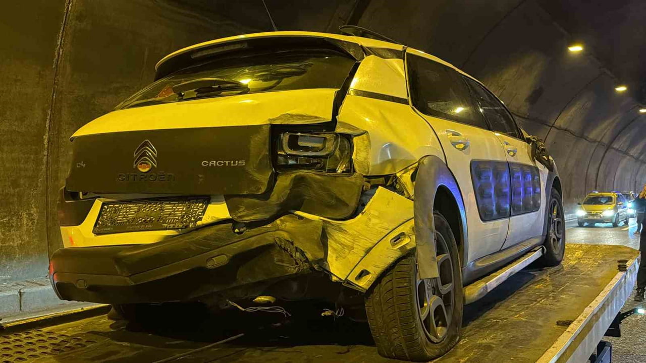 KAZA SEBEBİYLE TÜNEL GEÇİŞİNDE TRAFİK BİR SÜRE KONTROLLÜ OLARAK SAĞLANDI. OTOMOBİLİN...