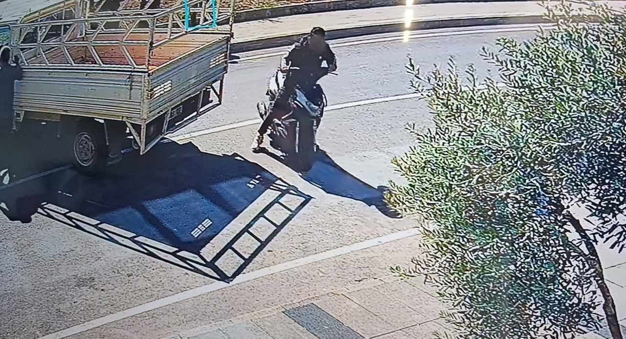 KAZADA YARALANAN MOTOSİKLET SÜRÜCÜSÜ AMBULANS BEKLERKEN MOTOSİKLETTE YOLCU OLARAK BULUNAN KİŞİ...