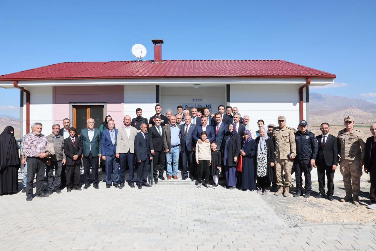 KEMAH İLÇESİNDE, KAYA DÜŞMESİ RİSKİ NEDENİYLE TAŞINMASINA KARAR VERİLEN YUKARI MAHALLE SAKİNLERİ...