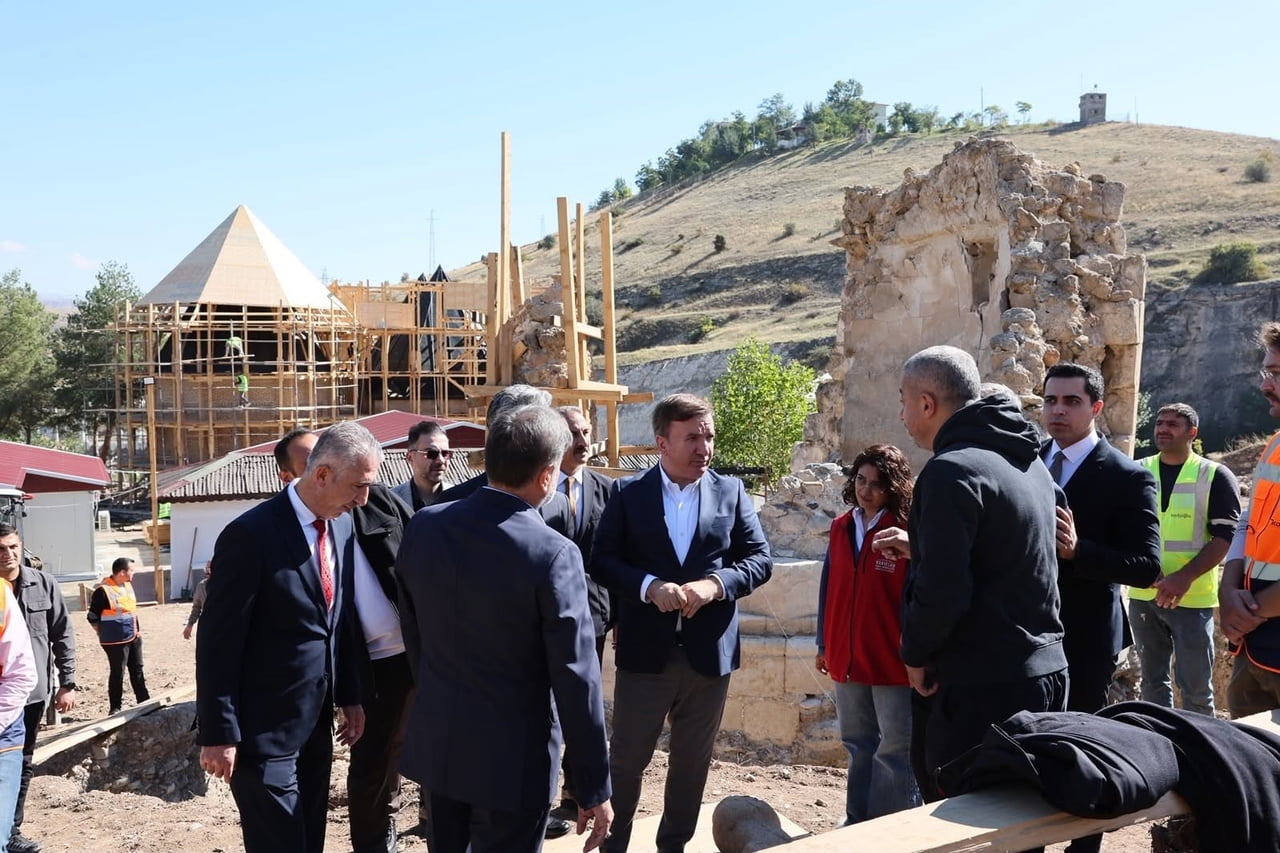 KEMAH SULTAN MELİK TÜRBESİ’NDEKİ RESTORASYON ÇALIŞMALARI İNCELENDİ