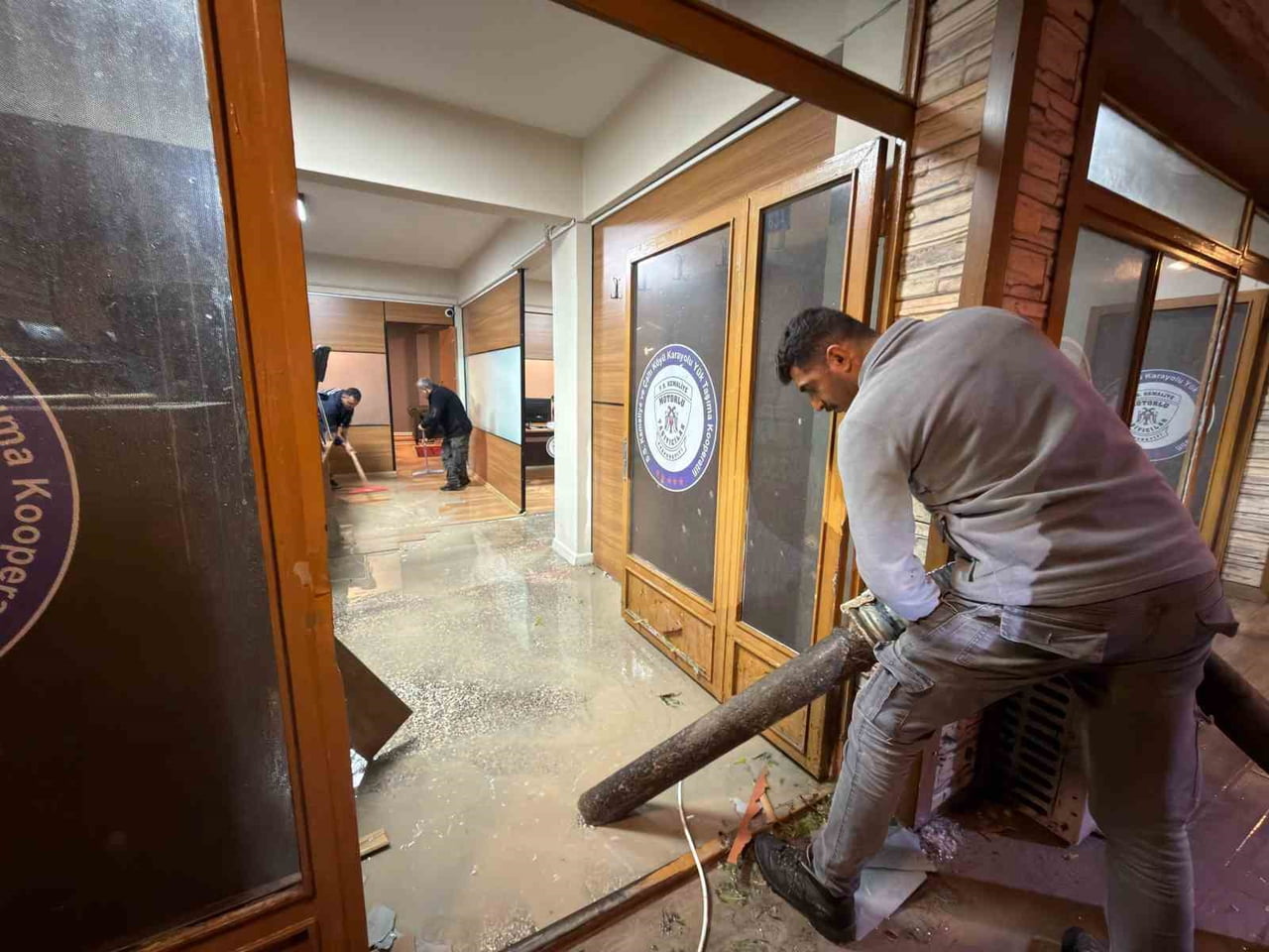 KEMALİYE’DE DOLU VE SAĞANAK NEDENİYLE HEYELAN VE SU BASKINLARI YAŞANDI