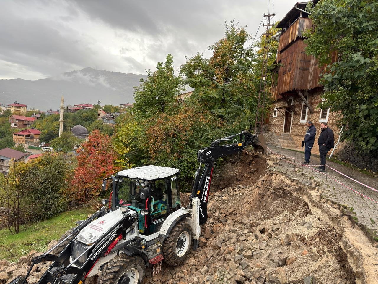 KEMALİYE’DE İSTİNAT DUVARI ÇÖKEN YOL TRAFİĞE KAPATILDI