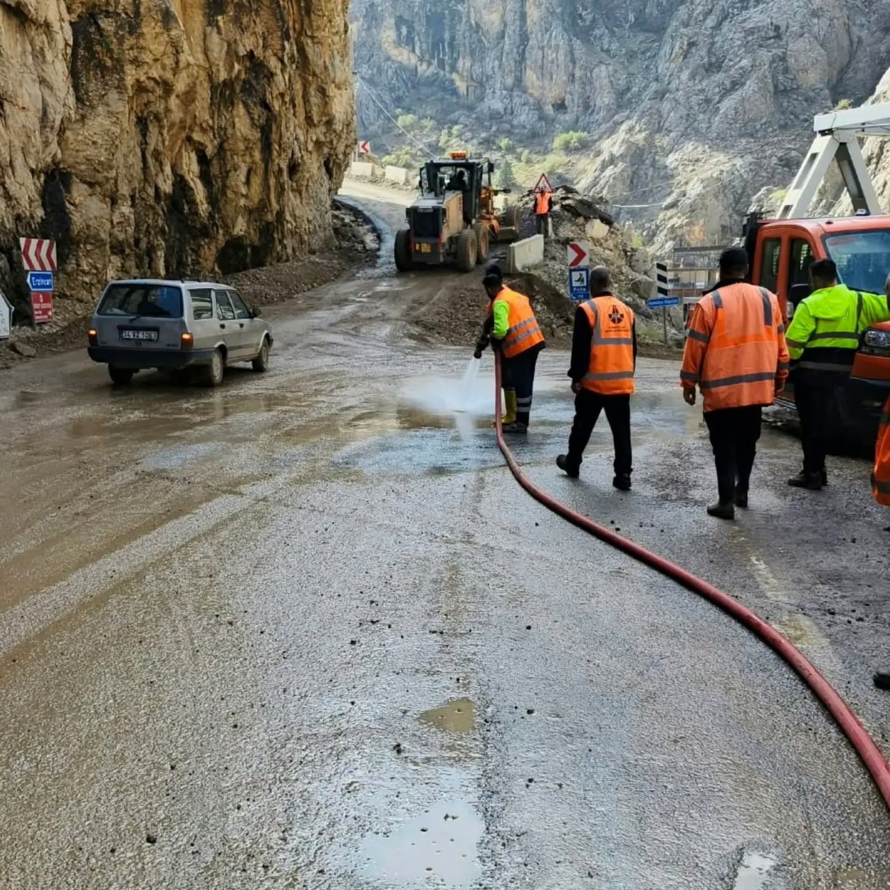 KEMALİYE’DE SAĞANAK VE DOLUNUN ARDINDAN YOLLAR YENİDEN ULAŞIMA AÇILDI