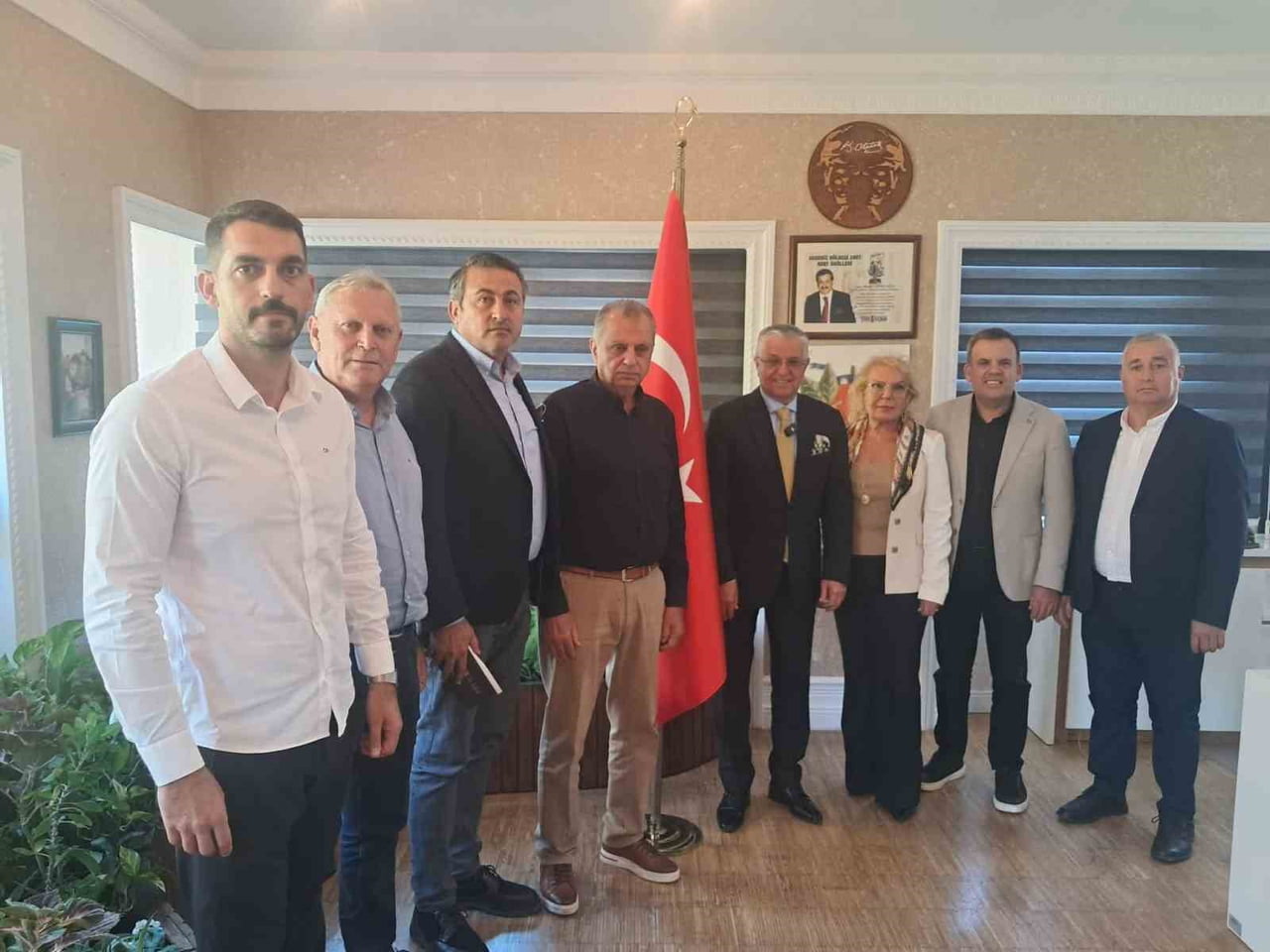 KEMER BELEDİYE BAŞKANI NECATİ TOPALOĞLU, 8 BELEDİYE MECLİS ÜYESİYLE BİRLİKTE CUMHURİYET HALK...