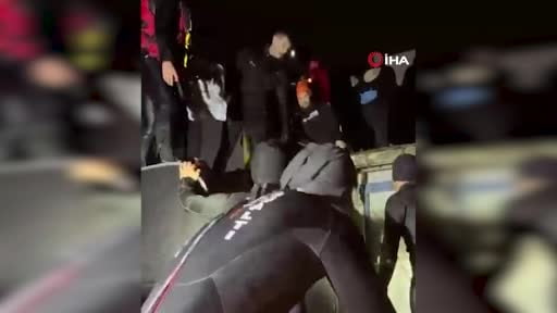 Kemerburgaz'da villanın çatısında mahsur kalan vatandaş jandarma tarafından böyle...