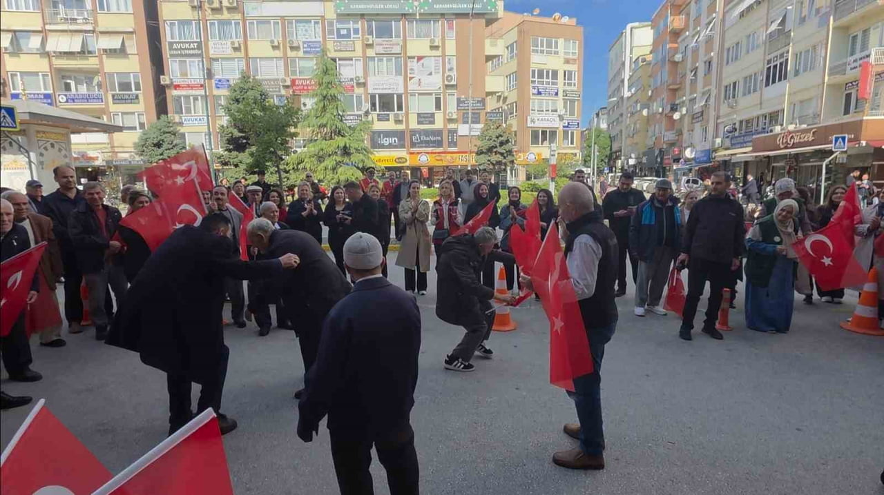 KENT KONSEYİ'NİN RİTİMLERİ İLE COŞAN YAŞLILAR, GÜNÜN TADINI ÇIKARTARAK BALIKESİR VALİLİĞİ ÖNÜNDE...