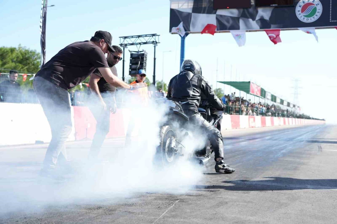KEPEZ BELEDİYESİ EV SAHİPLİĞİNDE DÜZENLENEN TÜRKİYE MOTODRAG ŞAMPİYONASI’NIN 4. AYAK YARIŞLARINDA...