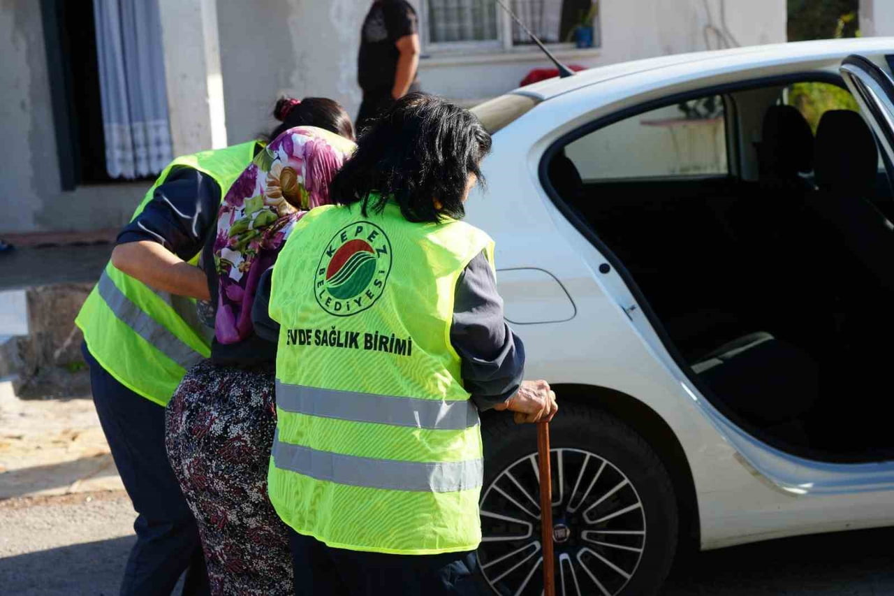 KEPEZ BELEDİYESİ, HABİBLER MAHALLESİ'NDE YALNIZ YAŞAYAN VE YATAĞA BAĞIMLI OLAN 76 YAŞINDAKİ YAŞLI...