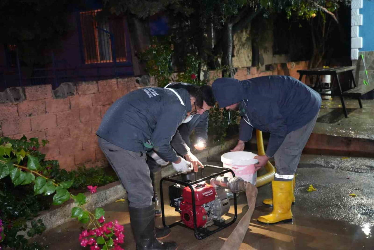 KEPEZ BELEDİYESİ, İLÇEDE ETKİSİNİ ARTIRAN YAĞIŞLARA KARŞI 7/24 TEYAKKUZ HALİNE GEÇEREK SAHA...