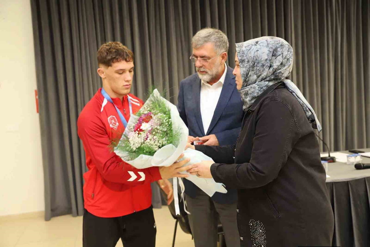 KEPSUT’UN GENÇ PEHLİVANI İSMET EMİR’E BAŞKAN CANKUL’DAN TEBRİK