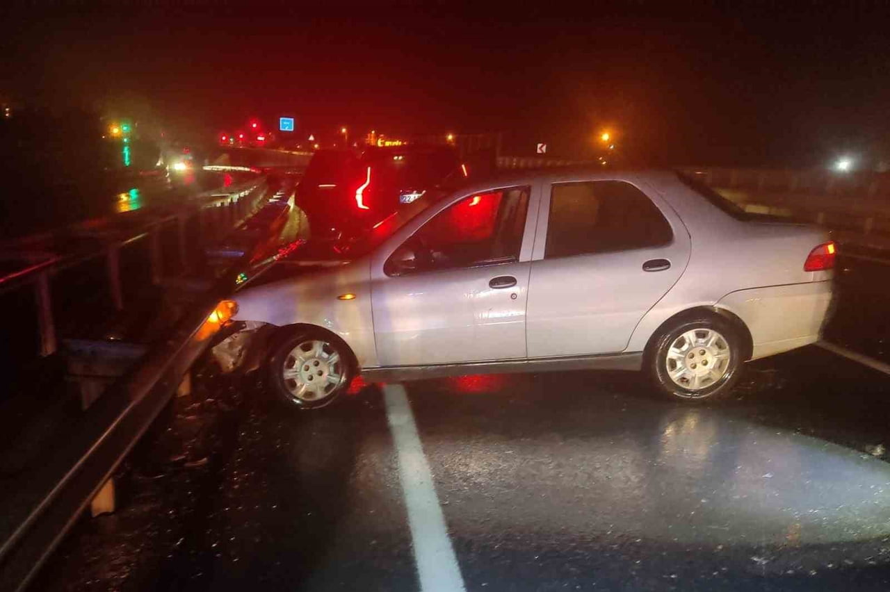 KEŞAN’DA BARİYERLERE ÇARPAN OTOMOBİLİN SÜRÜCÜSÜ YARALANDI