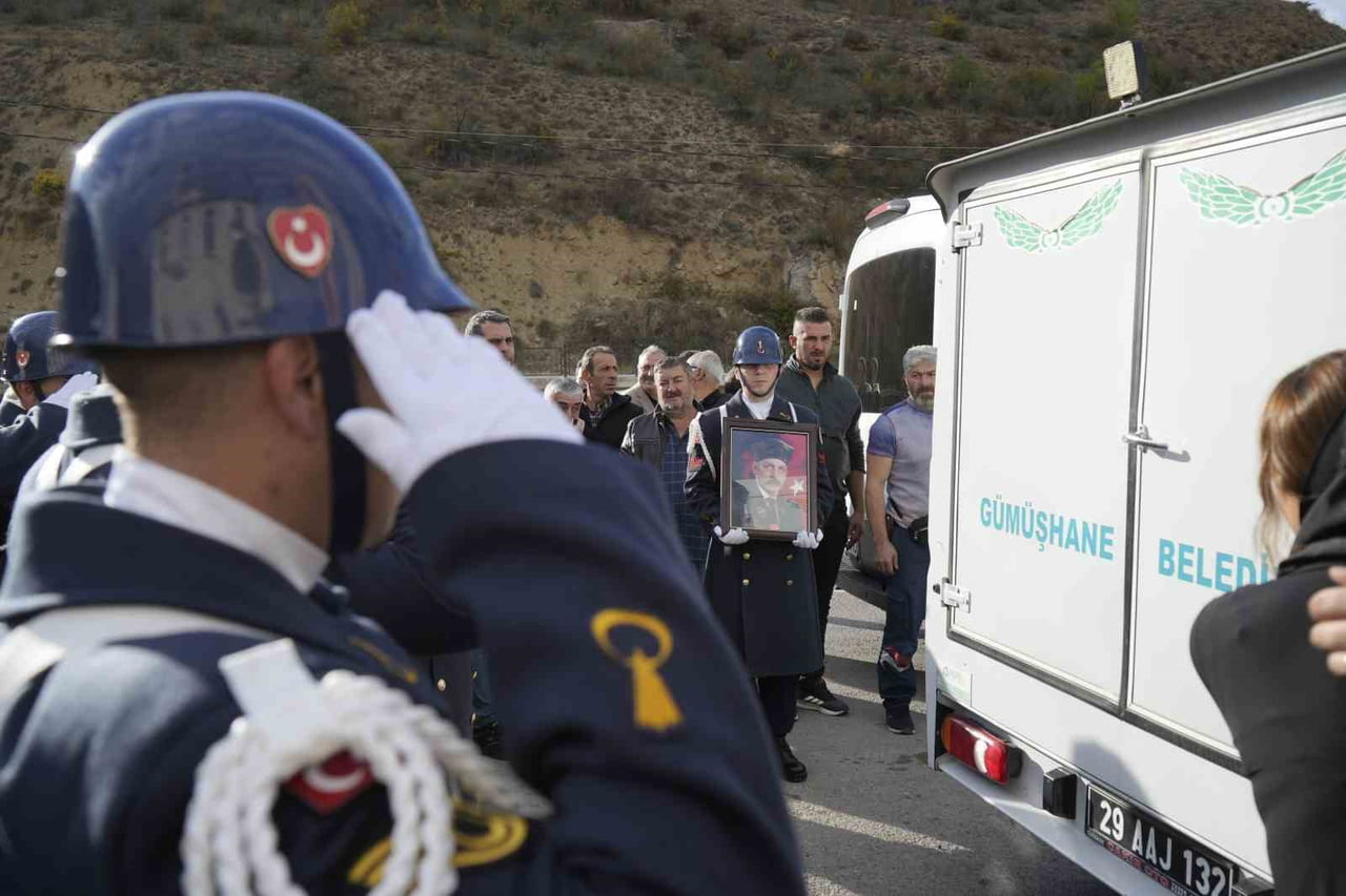 KIBRIS BARIŞ HAREKÂTI'NA KATILAN 72 YAŞINDAKİ MUHARİP GAZİ İLYAS KULLUKÇU, GÜMÜŞHANE'DE DÜZENLENEN...