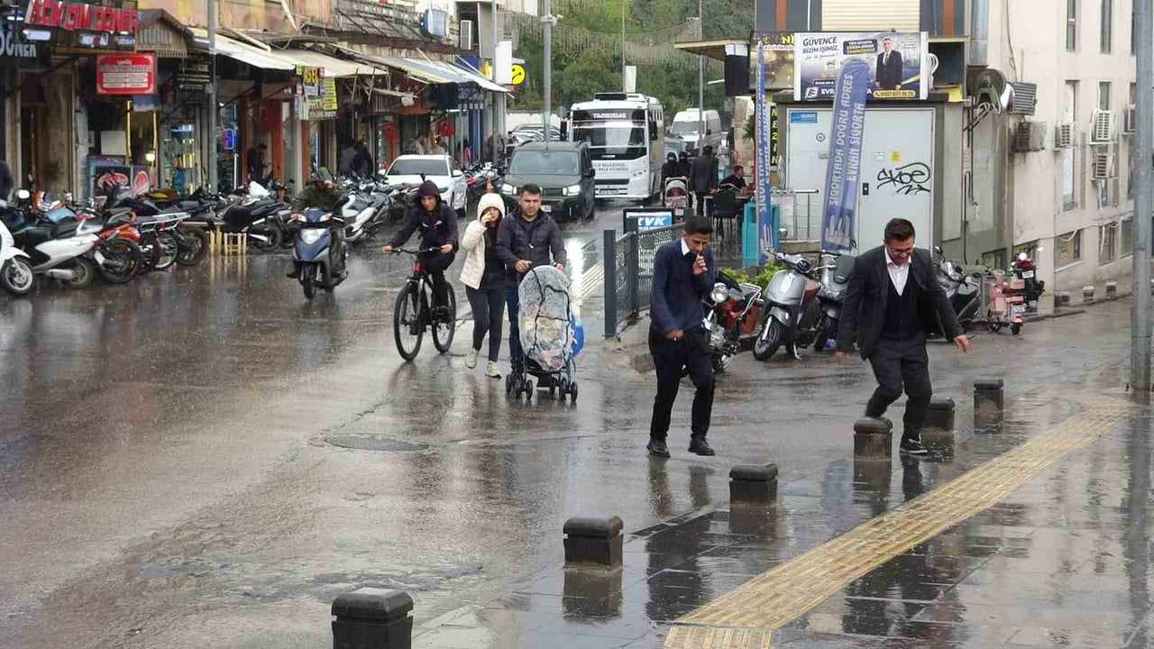 KİLİS'TE ANİDEN BASTIRAN KUVVETLİ YAĞIŞ NEDENİYLE OTOMOBİL VE MOTOSİKLET SÜRÜCÜLERİ TRAFİKTE...