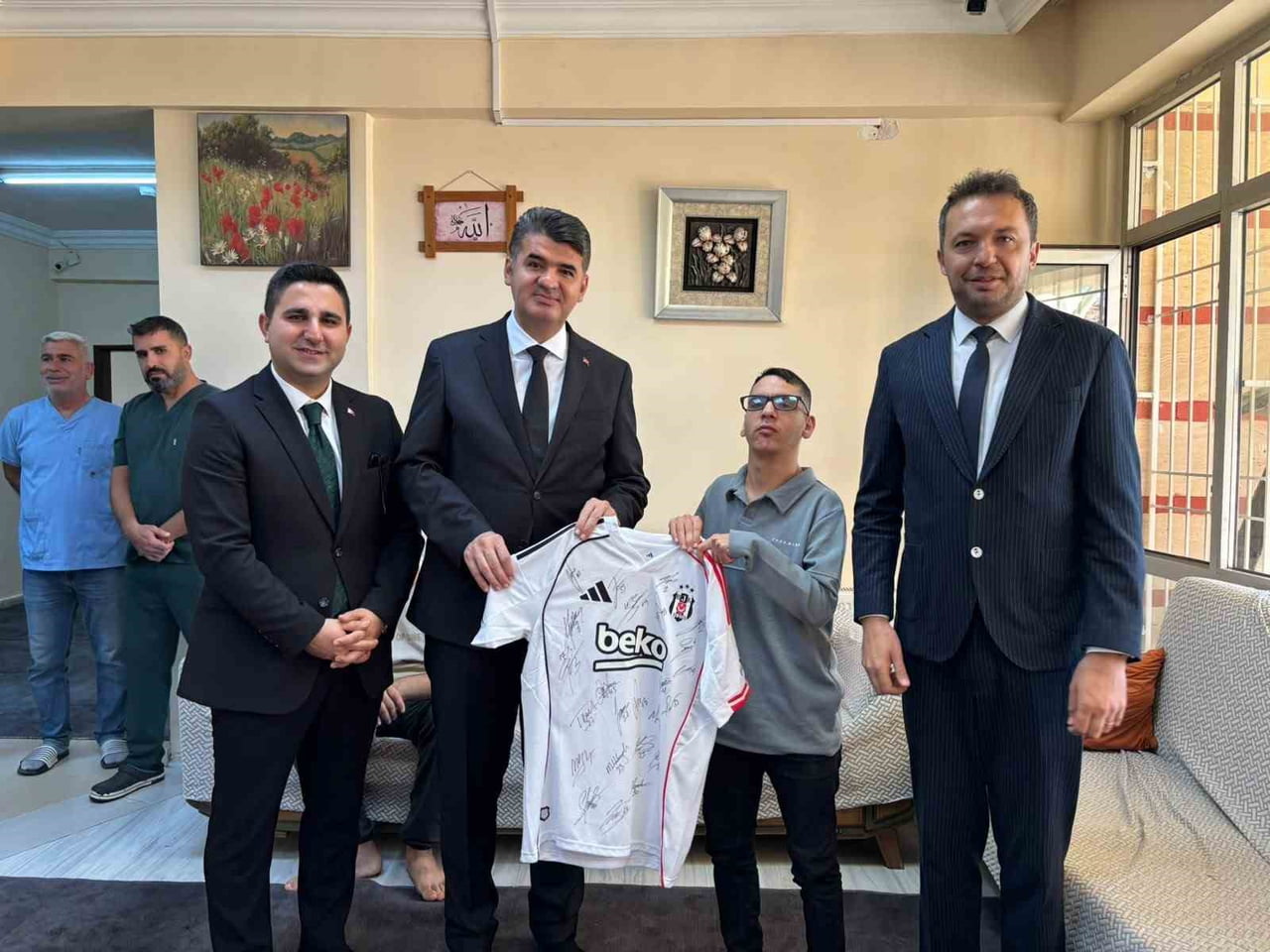 KİLİS'TE BEŞİKTAŞ SEVDALISI METİN’E İMZALI FORMA HEDİYE EDİLDİ