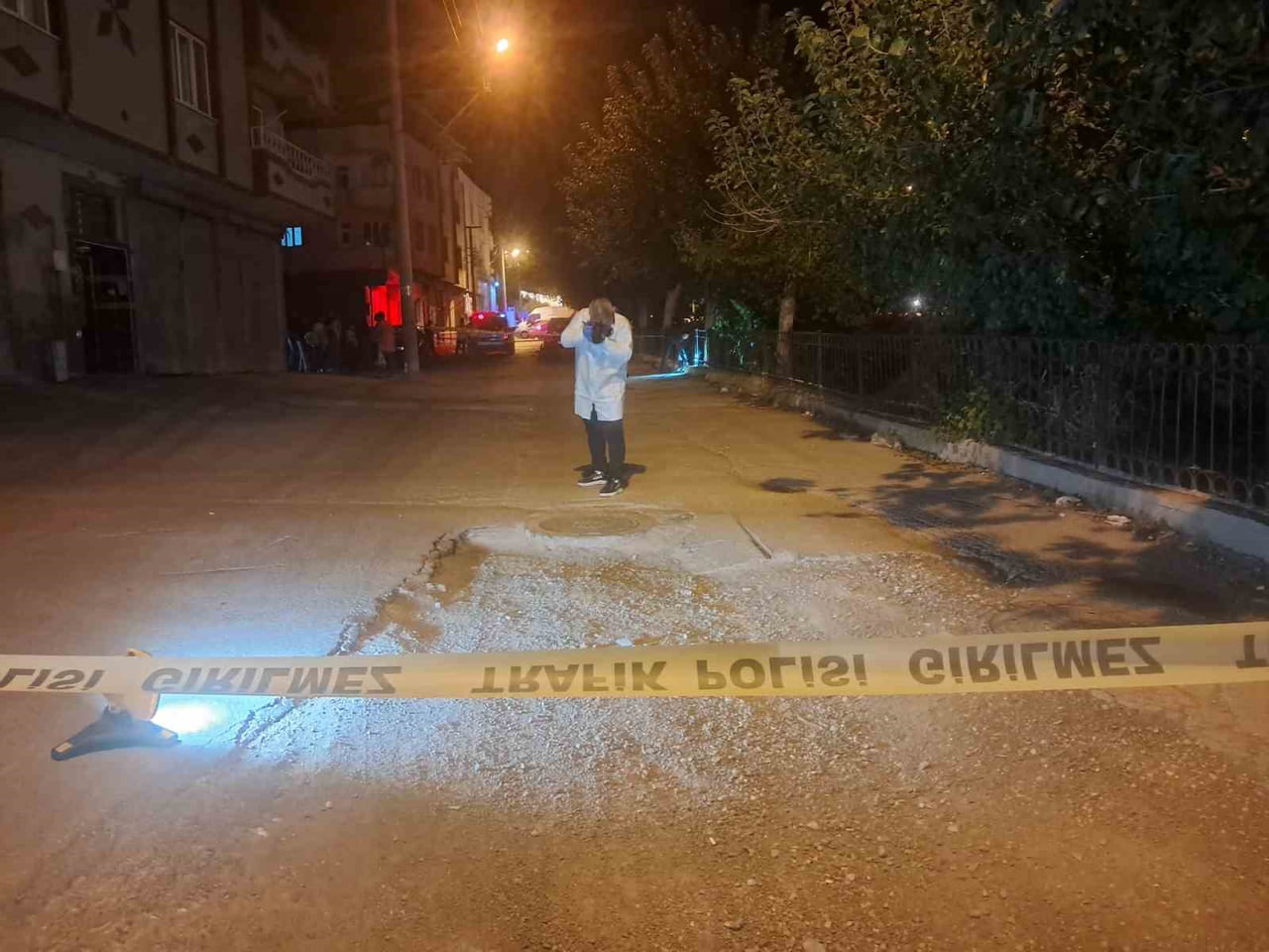 KİLİS'TE MOTOSİKLET RÖGAR KAPAĞINA ÇARPTI: 1 AĞIR YARALI