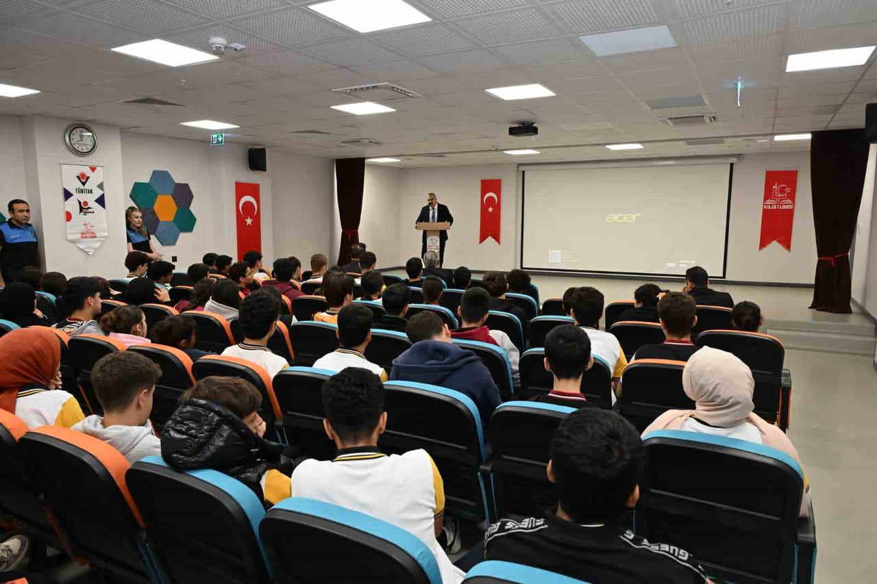 KİLİS EMNİYET MÜDÜRÜ BAĞRIAÇIK’TAN ÖĞRENCİLERE DİJİTAL TEHDİT UYARISI