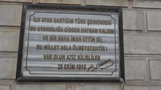 Kilis’te askerleri örnek alan çocuktan yürekleri ısıtan görüntü