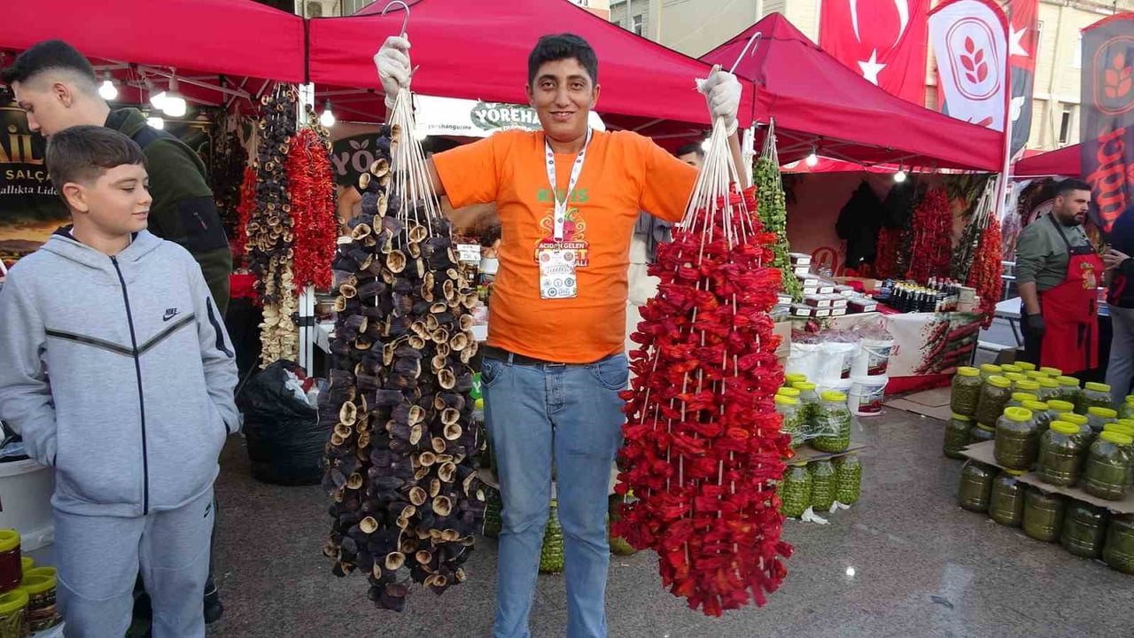 KİLİS’TE DÜZENLENEN BİBER FESTİVALİ, İSTANBUL VE MARDİN BAŞTA OLMAK ÜZERE DİĞER İLLERDEN GELEN...