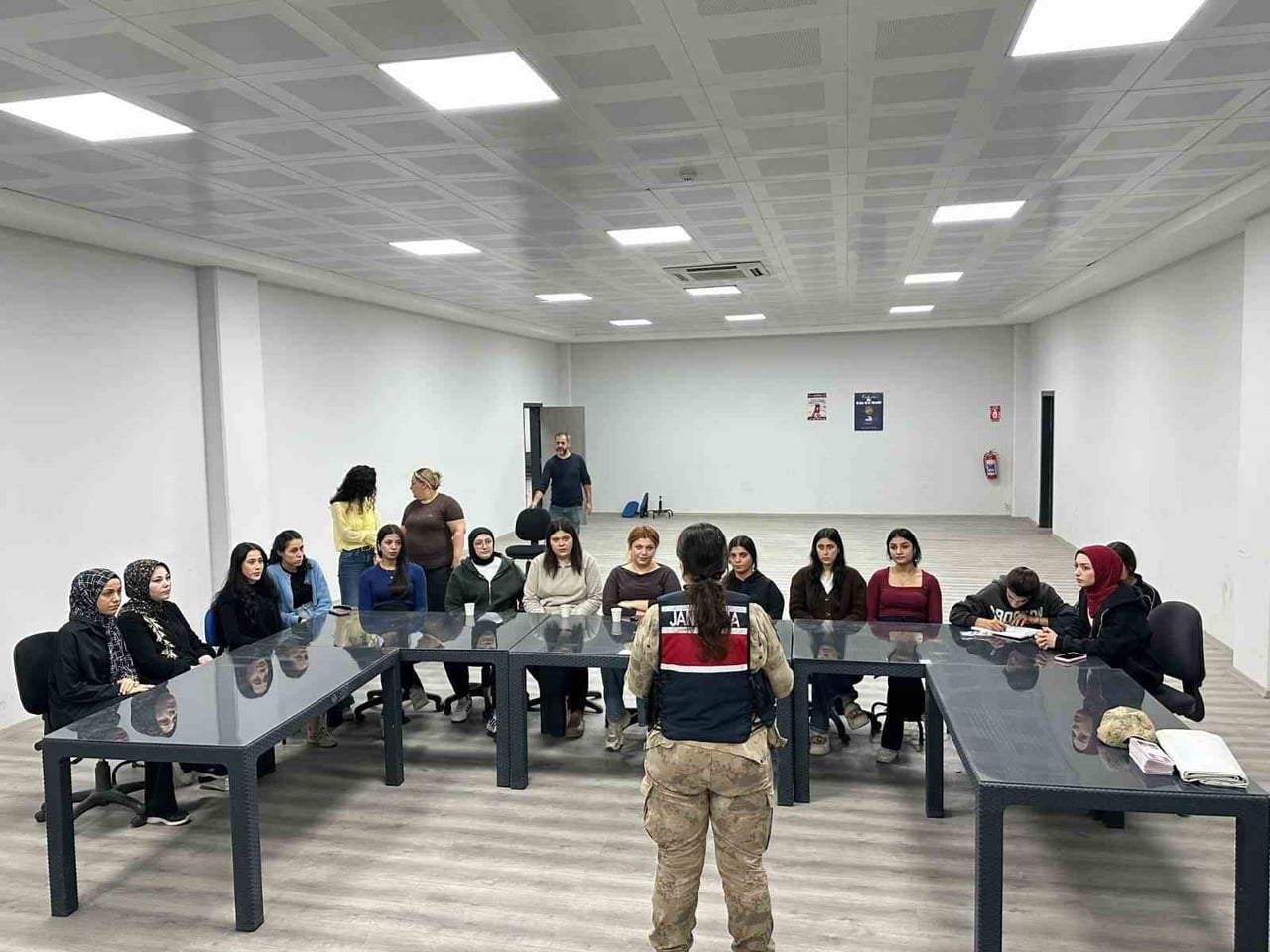 KİLİS’TE JANDARMADAN KADINA YÖNELİK ŞİDDETLE MÜCADELE BİLGİLENDİRMESİ