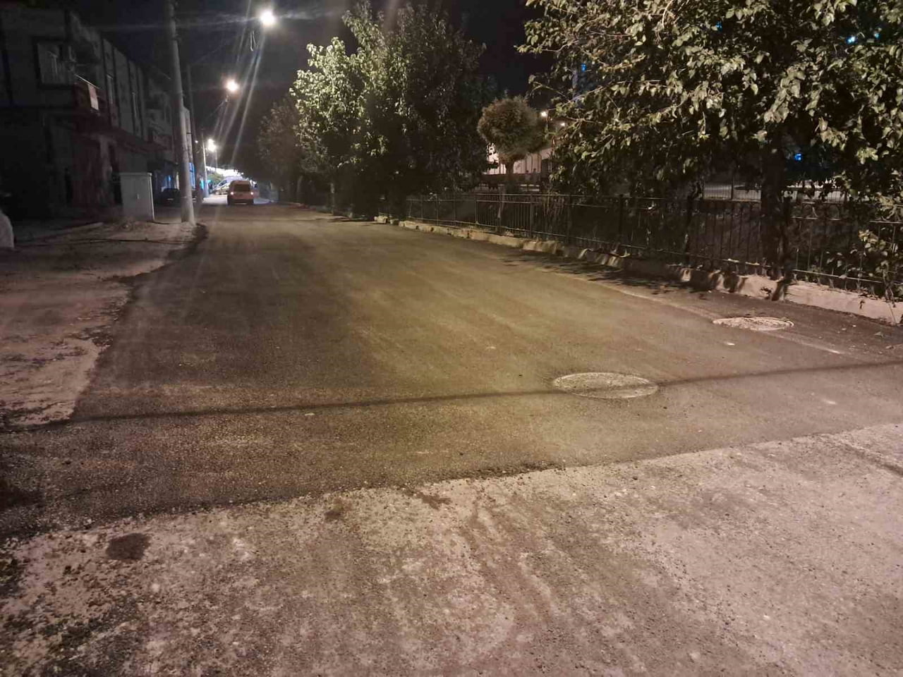 KİLİS’TE KAZANIN ARDINDAN RÖGAR KAPAĞININ BULUNDUĞU NOKTAYA ASFALT DÖKÜLDÜ