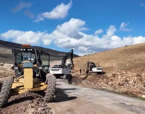 KİLİS’TE KÖY YOLLARINDA ASFALT VE GENİŞLETME ÇALIŞMALARI SÜRÜYOR