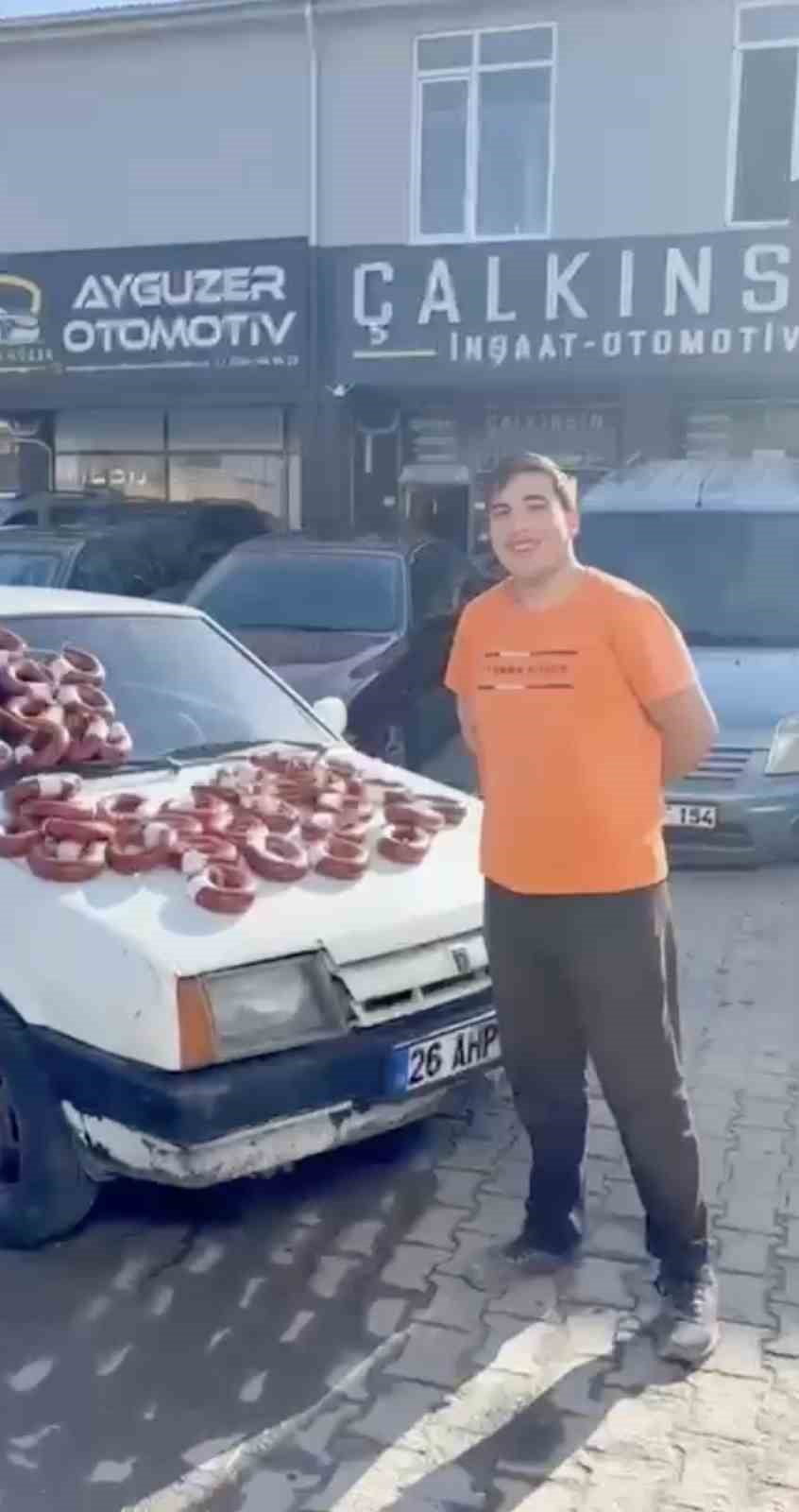 KİLOGRAMI 800 İLA 2 BİN TL ARASINDA DEĞİŞEN SUCUKLAR DÜKKANDAKİ MASALARA DİZİLİRKEN, YIKANARAK...