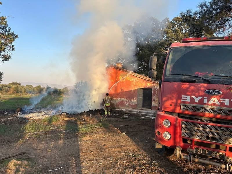 KIRIKHAN’DA METRUK BİNADA ÇIKAN YANGINA İTFAİYE EKİPLERİ MÜDAHALE ETTİ.
