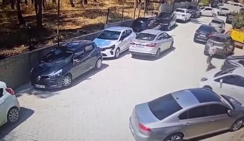 KIRIKHAN İLÇESİNDE SÜRÜCÜSÜNÜN EL FRENİNİ ÇEKMEYİ UNUTTUĞU OTOMOBİLİN GERİ GERİ HAREKET ETMESİ...
