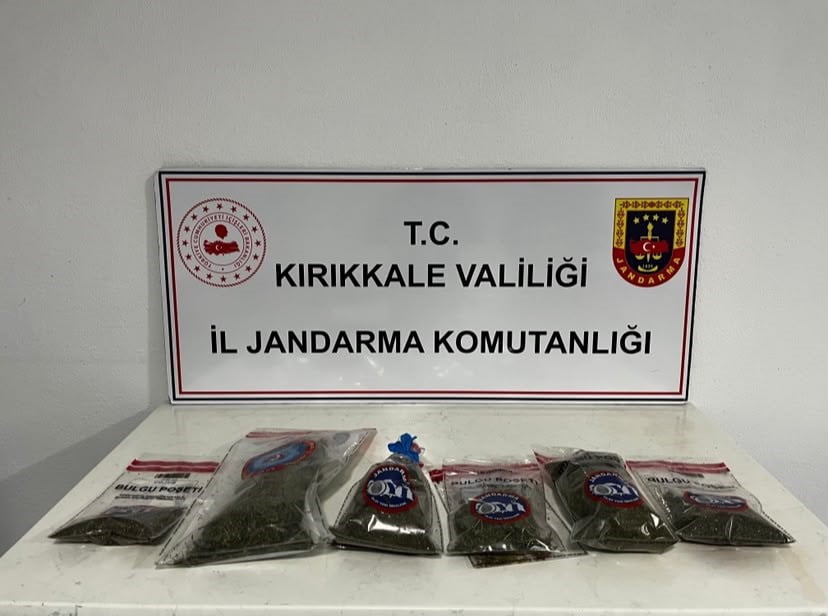 KIRIKKALE'DE JANDARMA EKİPLERİNCE UYUŞTURUCU MADDE ARAMA KÖPEĞİNİN TEPKİ VERDİĞİ EVİN BAHÇESİNDE...