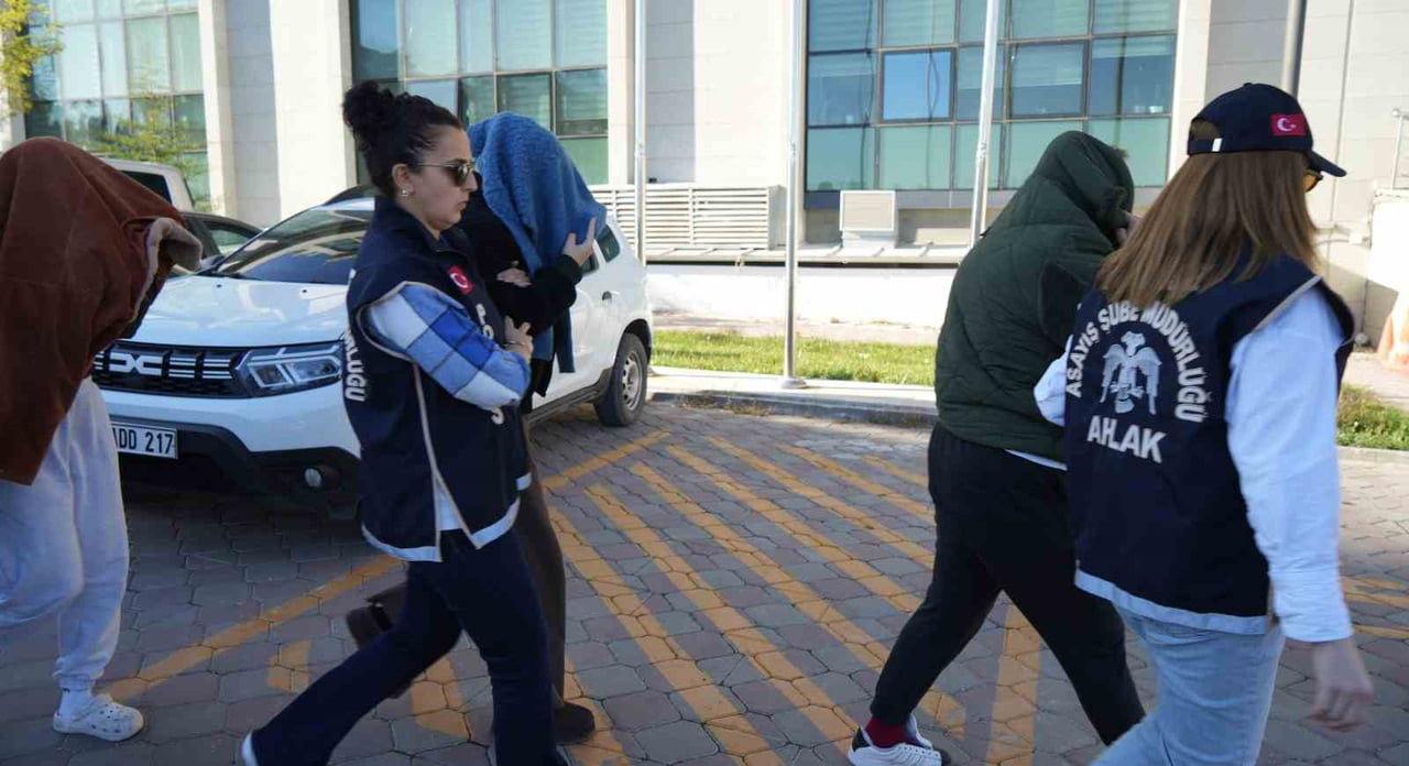 KIRIKKALE'DE POLİS EKİPLERİNCE DÜZENLENEN FUHUŞ OPERASYONUNDA GÖZALTINA ALINAN 5 ŞÜPHELİ ADLİYEYE...