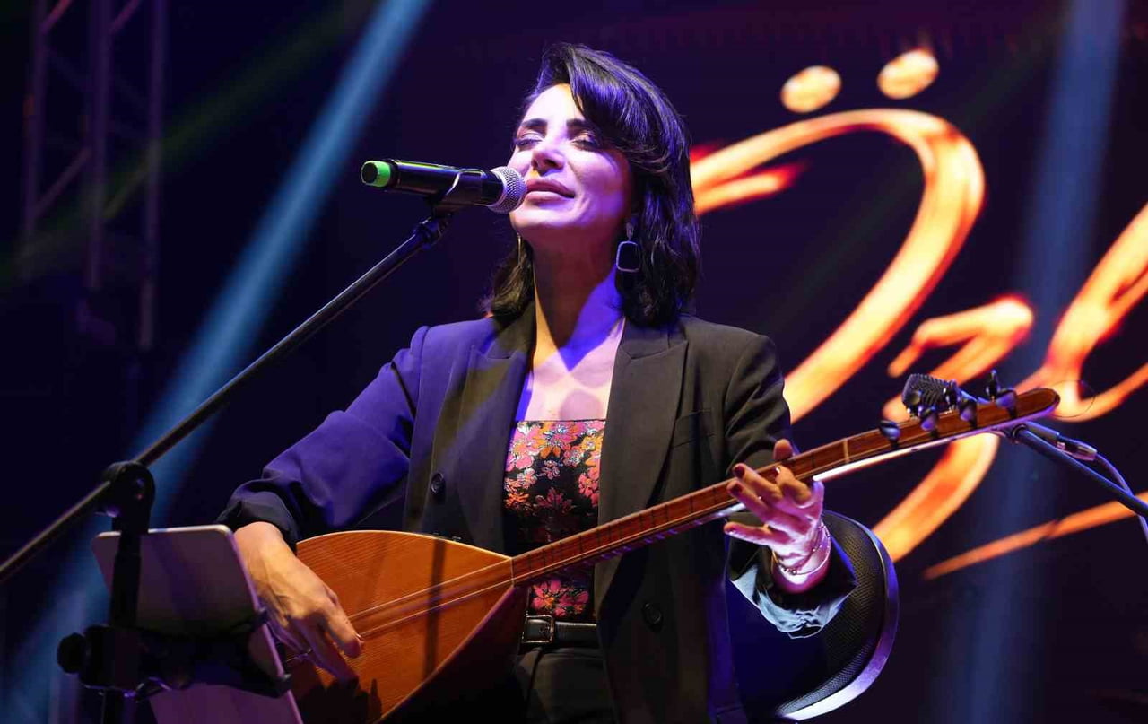 KIRIKKALE'DE SAHNE ALAN TÜRK HALK MÜZİĞİ SANATÇISI ÖZLEM ÖZDİL, SESLENDİRDİĞİ TÜRKÜLERLE...