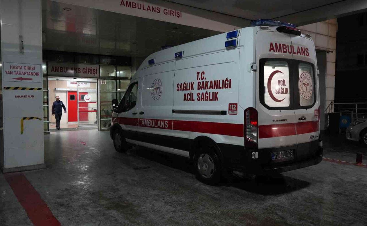 KIRIKKALE'DE YOLUN KARŞISINA GEÇERKEN OTOMOBİLİN ÇARPTIĞI KADIN, KALDIRILDIĞI HASTANEDE HAYATINI...