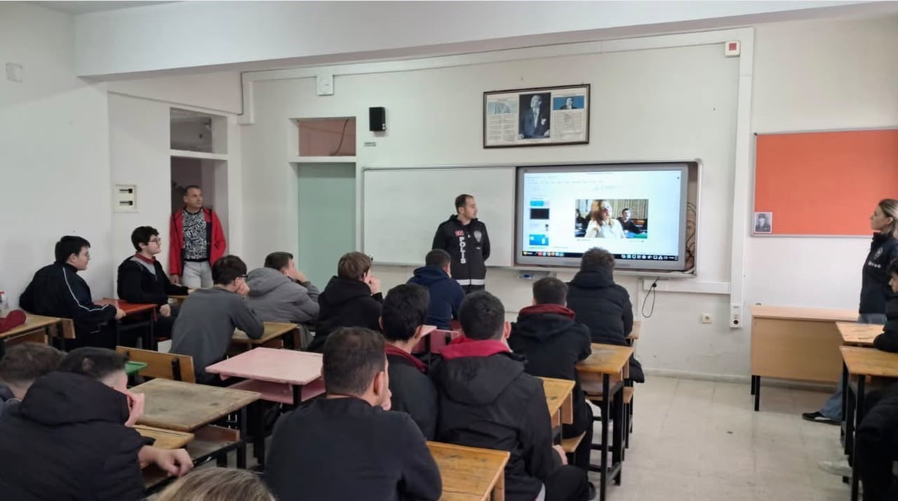 KIRKLARELİ'NİN BABAESKİ İLÇESİNDE 209 ÖĞRENCİYE SİBER ZORBALIK, GÜVENLİ İNTERNET KULLANIMI VE AİLE...