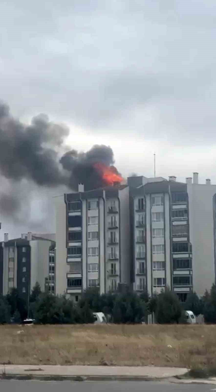KIRKLARELİ’NİN LÜLEBURGAZ İLÇESİNDE BİR BİNANIN ÇATISINDA YANGIN ÇIKTI.