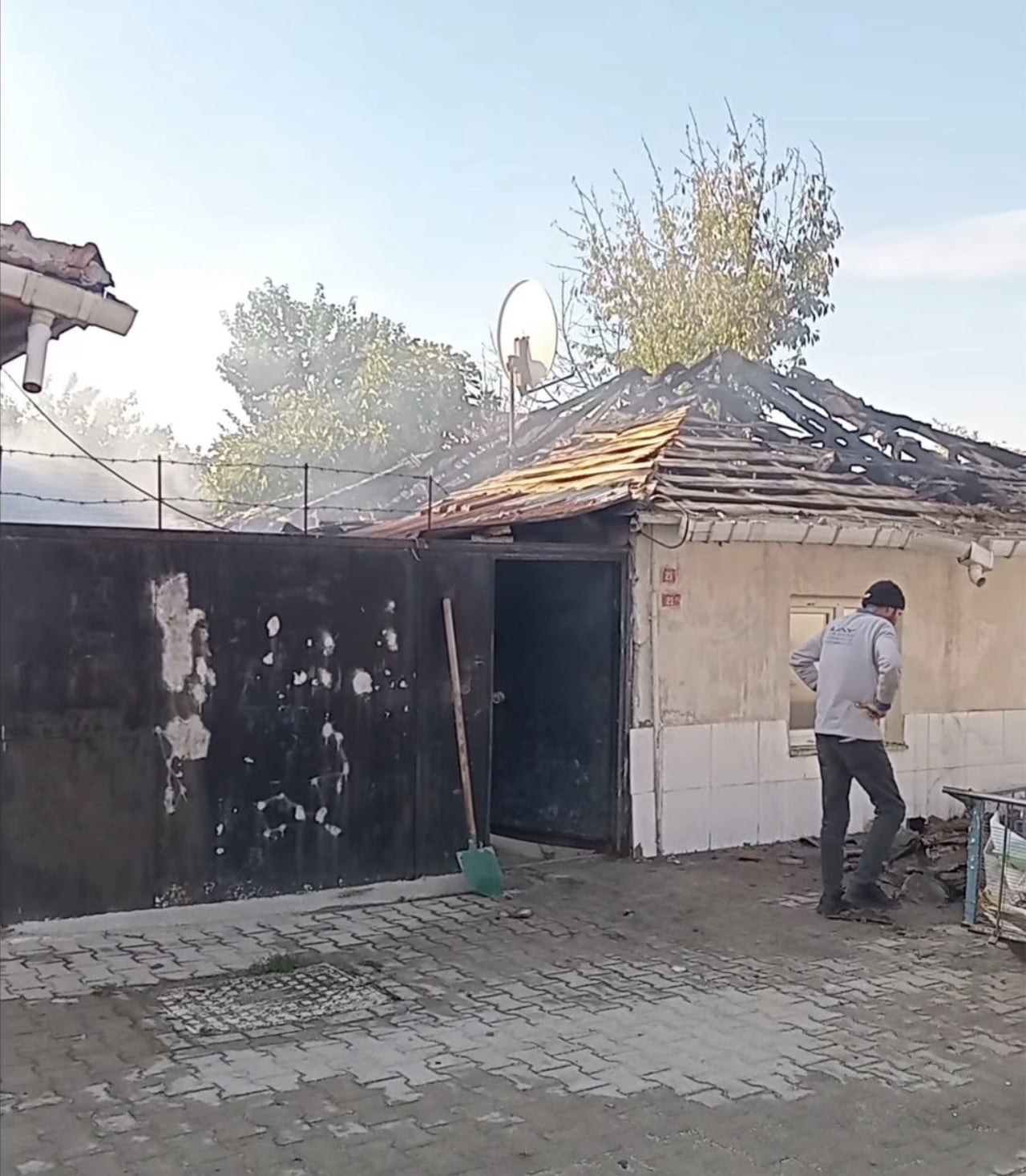 KIRKLARELİ’NİN LÜLEBURGAZ İLÇESİNDE MÜSTAKİL BİR EVDE ÇIKAN YANGIN, İTFAİYE EKİPLERİ VE...