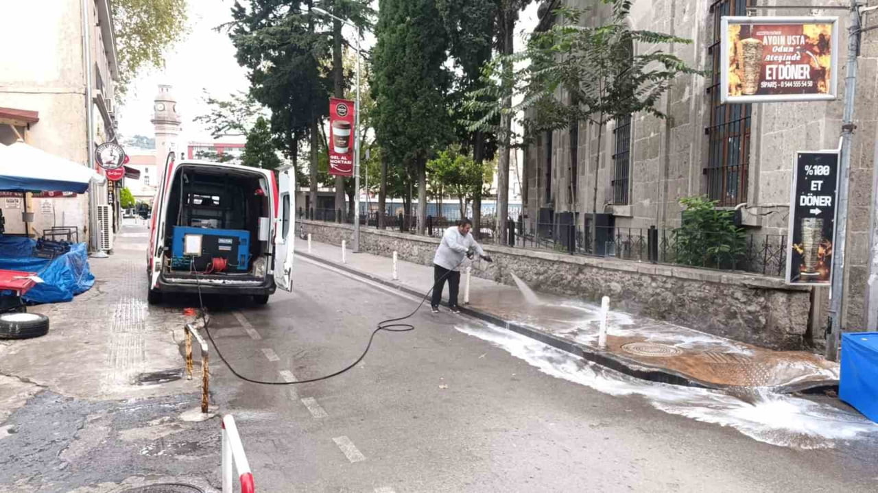 KİRLİ ALANLAR, MOBİL YIKAMA ARACIYLA DETERJANLI SU İLE YIKAYARAK DAHA TEMİZ VE HİJYENİK HALE...