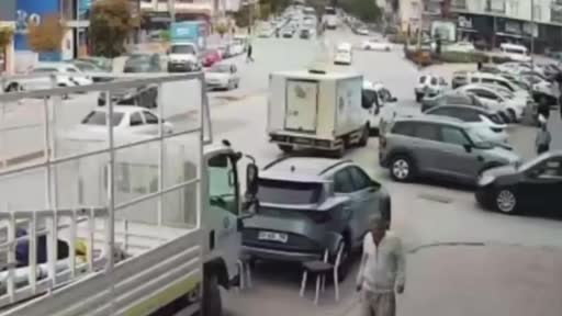 Kırşehir'de ters yönden giden motosikletin otomobile çarptığı anlar kamerada