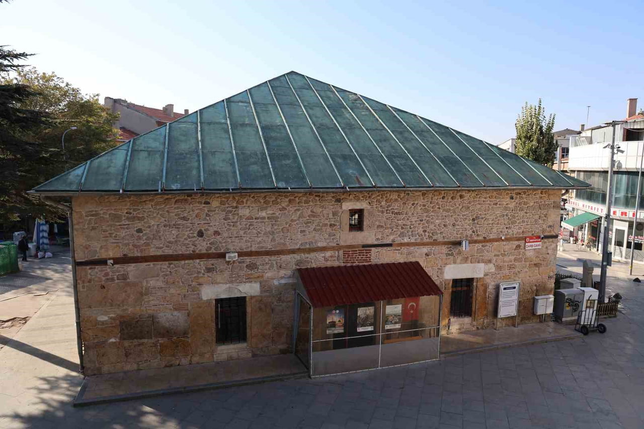 KIRŞEHİR’DE 1864 YILINDA HÜSEYİN BEY TARAFINDAN YAPTIRILAN TARİHİ ÇARŞI CAMİİ, AHŞAP BİNDİRME...