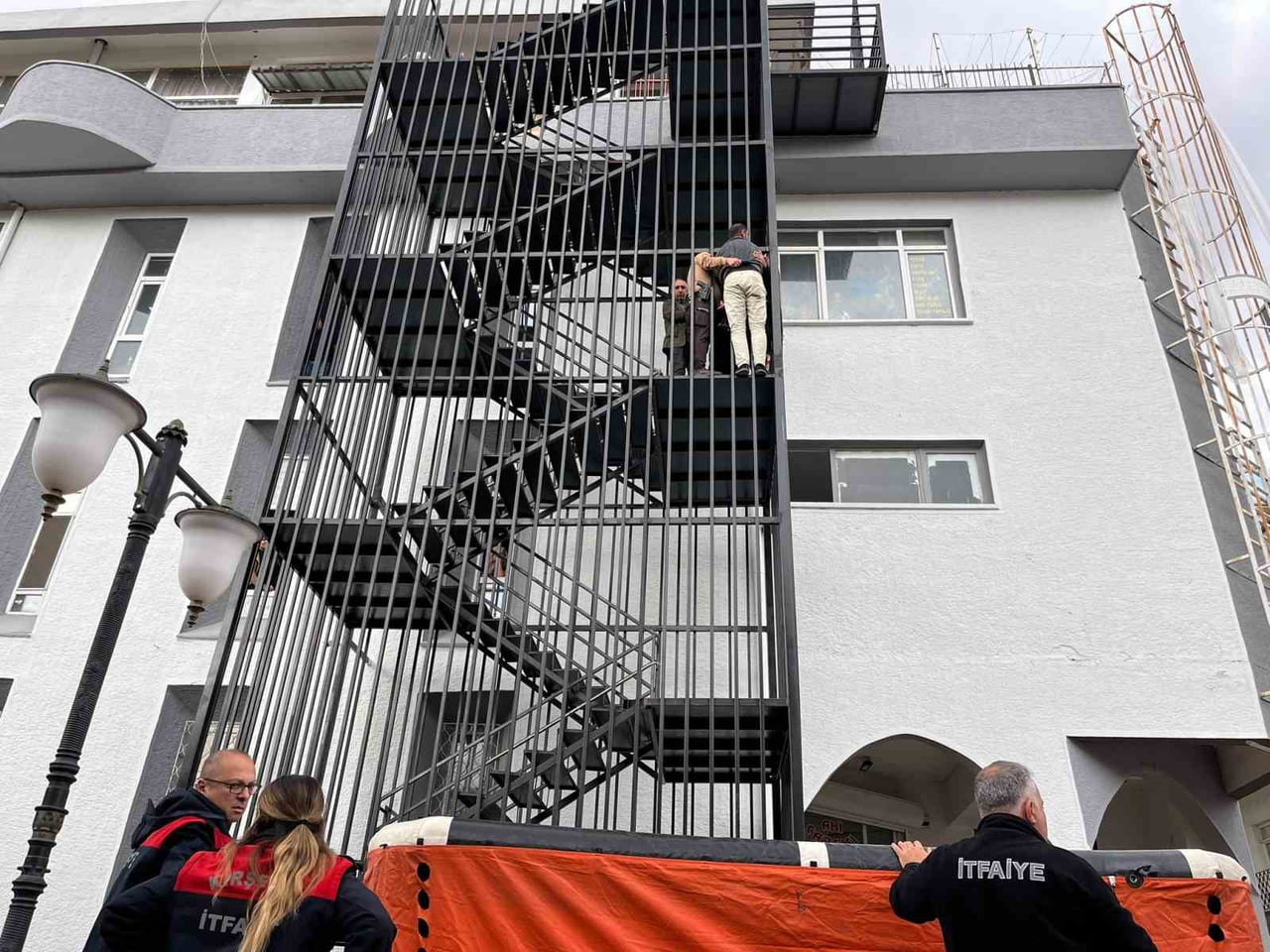 KIRŞEHİR’DE AHİ ÇARŞISI’NDA MERDİVENLERİN BULUNDUĞU BÖLÜME ÇIKAN VE İNTİHAR GİRİŞİMİNDE BULUNAN...