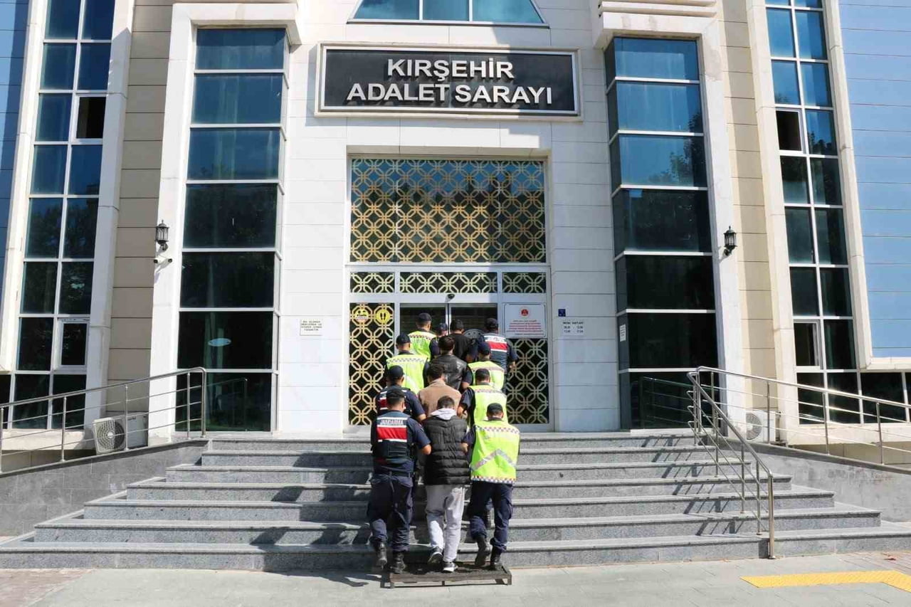 KIRŞEHİR’DE BİR İŞ YERİNE DÜZENLENEN UYUŞTURUCU OPERASYONUNDA 348 ADET SENTETİK HAP VE  2 TABANCA...