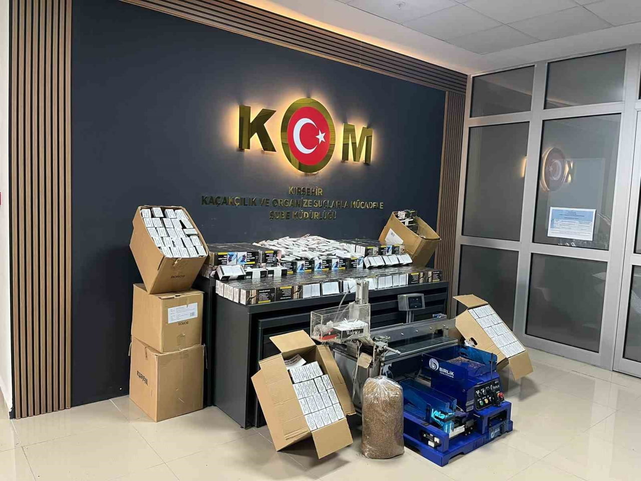 KIRŞEHİR’DE POLİS KAÇAK TÜTÜN OPERASYONU YAPTI YAPILAN OPERASYONDA  142 BİN 600 MAKARON ELE...