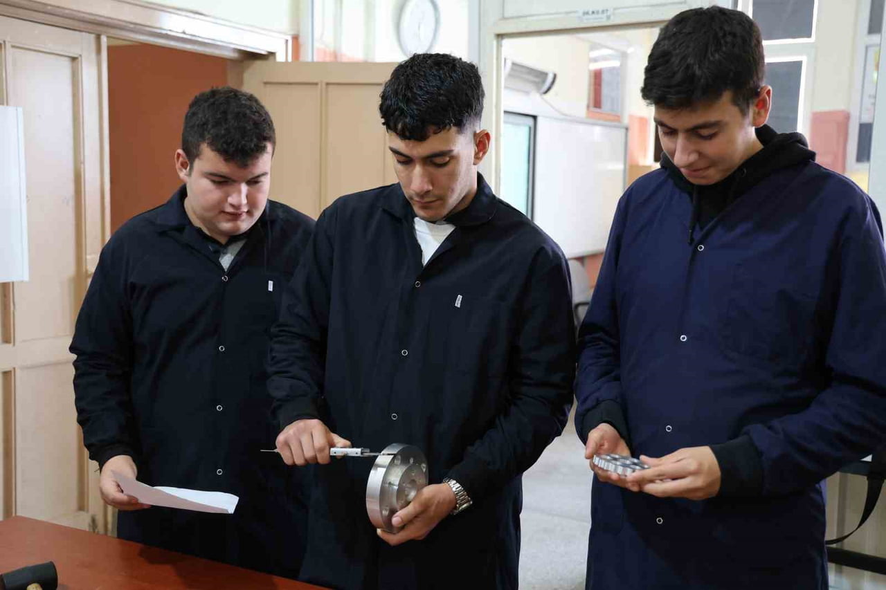 KIRŞEHİR MESLEKİ VE TEKNİK ANADOLU LİSESİ ÖĞRENCİLERİ, DAHA ÖNCE ÜRETTİKLERİ "AHİ BOT" İSİMLİ...