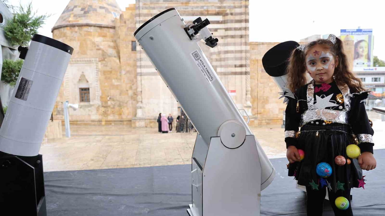 KIRŞEHİRLİLER, BİLİM VE AMATÖR ASTRONOMİ KULÜBÜ İŞ BİRLİĞİNDE, TARİHİ CACABEY MEDRESESİ ÖNÜNDEKİ...