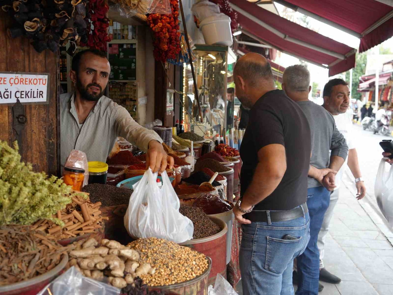 KIŞ AYLARI GELDİ, VATANDAŞLAR AKTARLARA AKIN ETTİ
