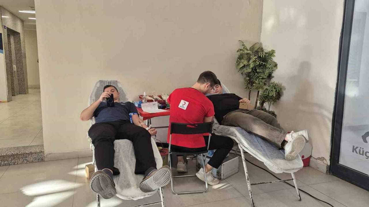 KIZILAY İŞ BİRLİĞİNDE DÜZENLENEN KAN BAĞIŞI KAMPANYALARINA ÖĞRENCİLER VE YURT PERSONELİ YOĞUN İLGİ...