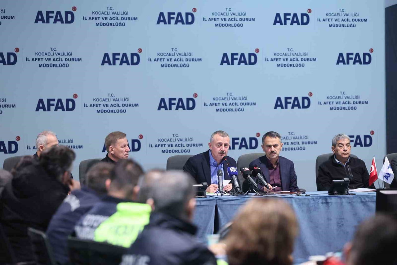 KOCAELİ'DE ETKİLİ OLAN SAĞANAK YAĞIŞIN ARDINDAN SELDEN ZARAR GÖREN VATANDAŞLAR İÇİN HASAR TESPİT...