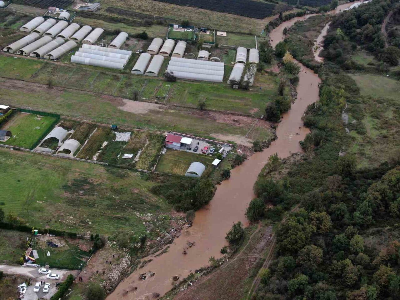 KOCAELİ'DE SELE KAPILAN 2 KİŞİYİ ARAMA ÇALIŞMALARI DRONLA GÖRÜNTÜLENDİ