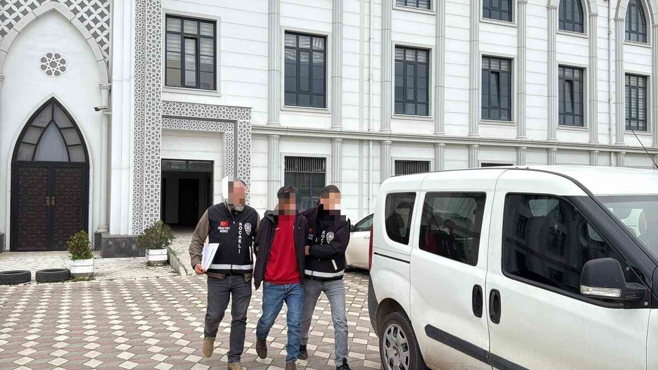 KOCAELİ'DE YATAK ODASINDA ARKADAŞINA AİT EŞOFMAN BULDUĞUNU İDDİA EDEREK KIZININ DÜĞÜNÜNE 2 GÜN...